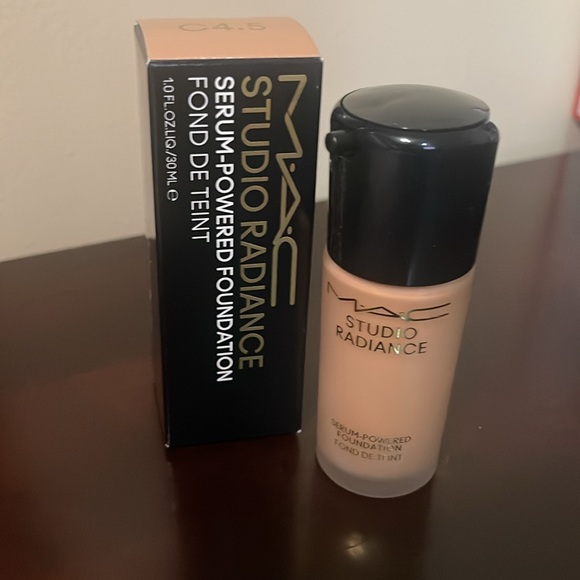 Studio Radiance Fluid - Picture 1 of 2